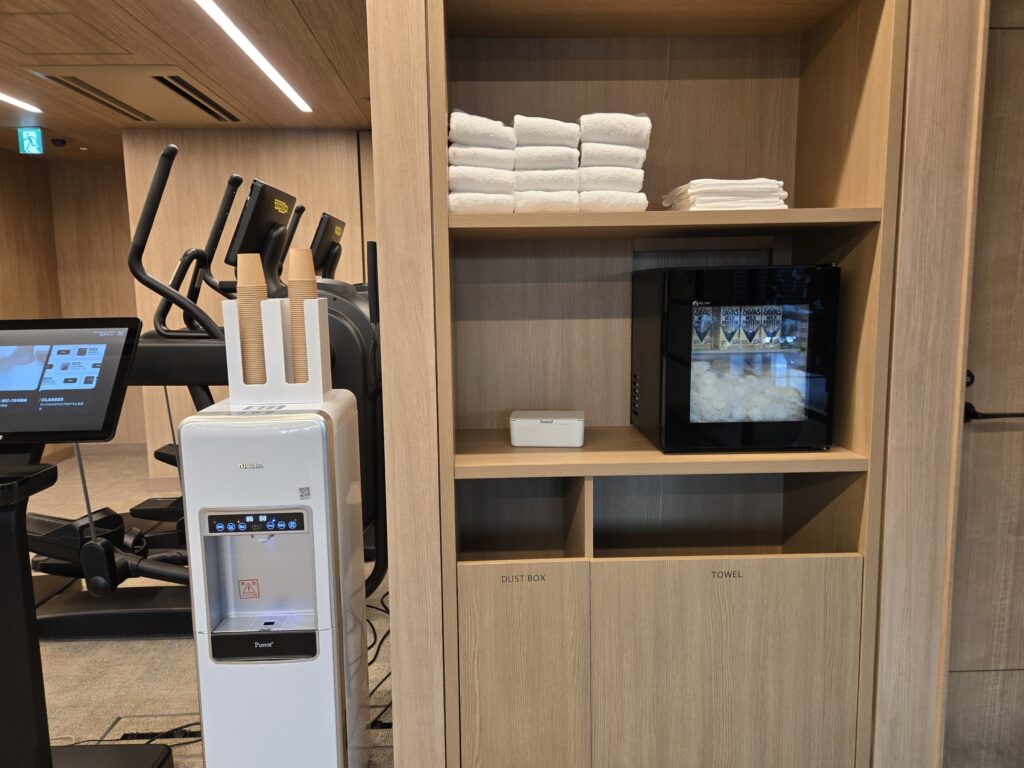 TIADのジムのタオル棚と製氷機