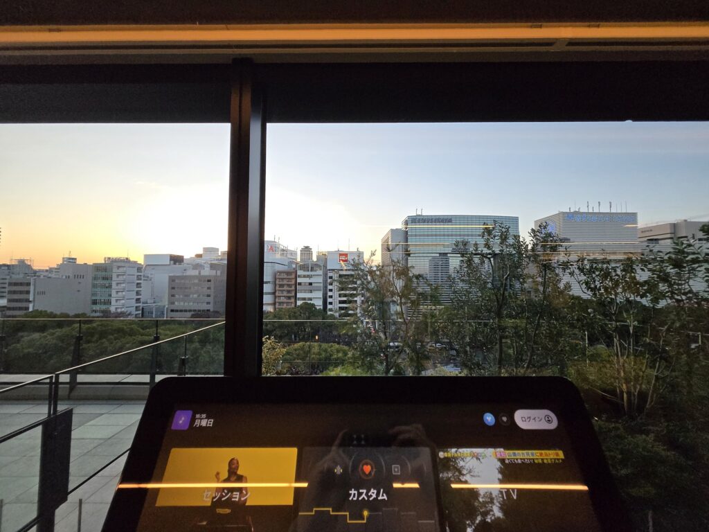 TIADのランニングマシンから見た夕景