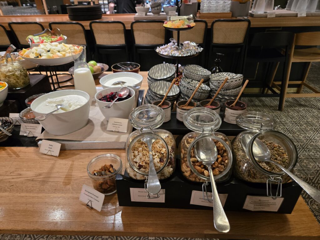 ホテル・セントジョージ,ヘルシンキの朝食のヨーグルトとグラノーラ