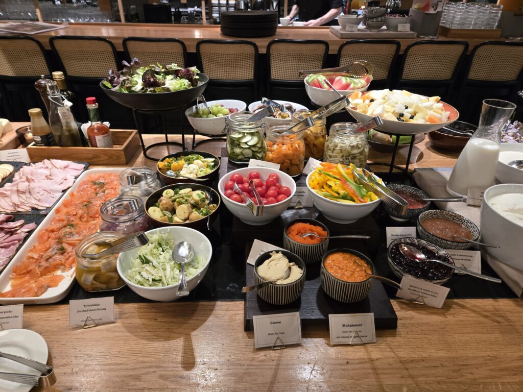 ホテル・セントジョージ,ヘルシンキの朝食のサーモンとサラダ