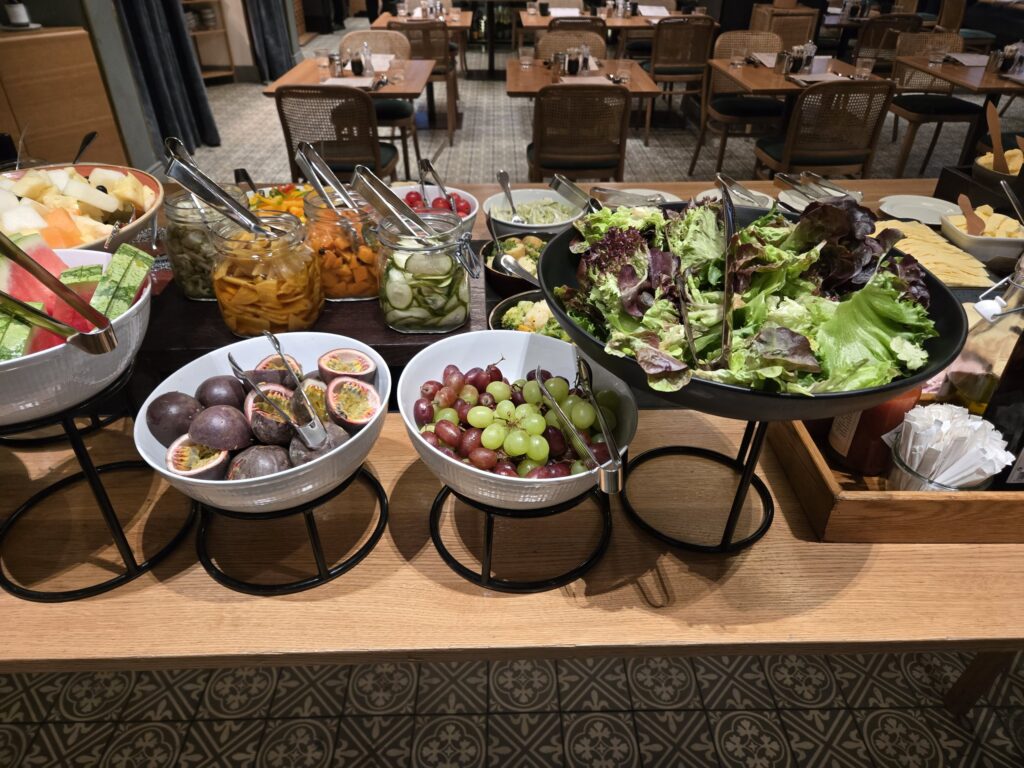ホテル・セントジョージ,ヘルシンキの朝食のフルーツとサラダ