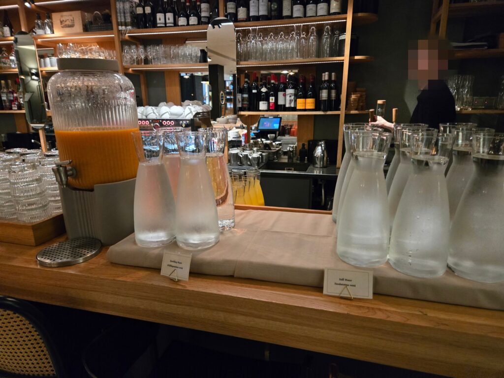 ホテル・セントジョージ,ヘルシンキの朝食のジュースと水