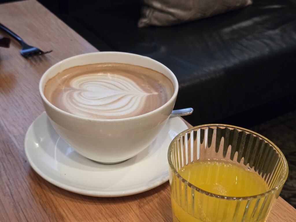 ホテル・セントジョージ,ヘルシンキの朝食のカフェラテとオレンジジュース