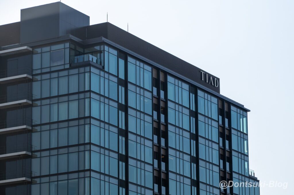 TIADの上層階とロゴ