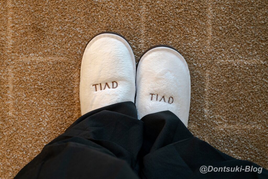 TIADのロゴ入りスリッパ