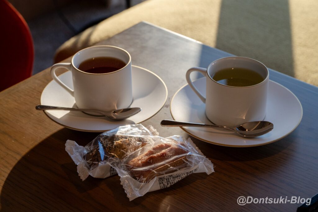 TIADの客室でいただいたフィナンシェとお茶