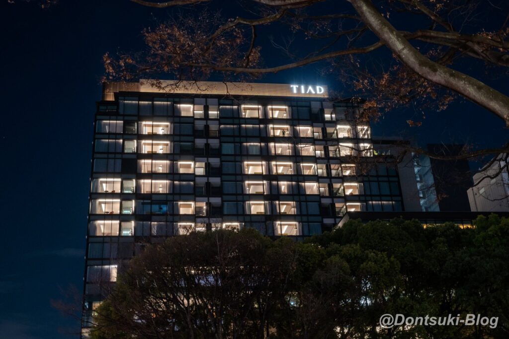 TIAD, オートグラフ コレクションの夜の外観とサイン