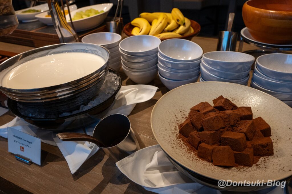 TIADの朝食のヨーグルトと生チョコ