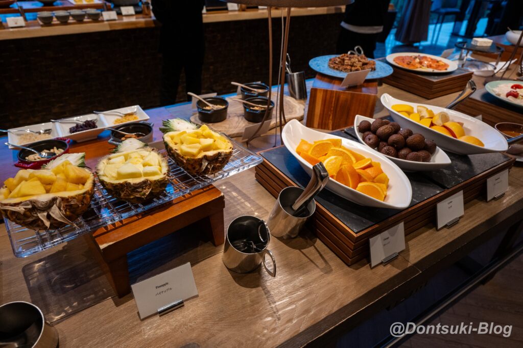 TIADの朝食のパイナップルとオレンジ