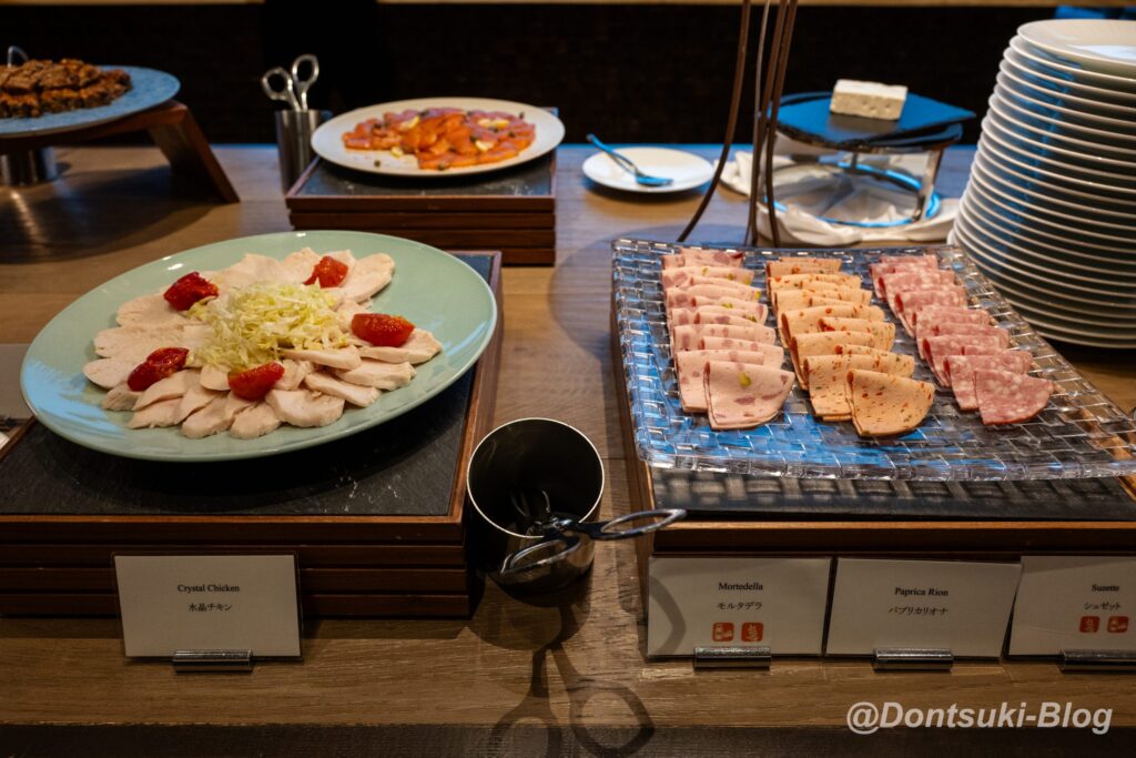 TIADの朝食の鶏ハムとハム類