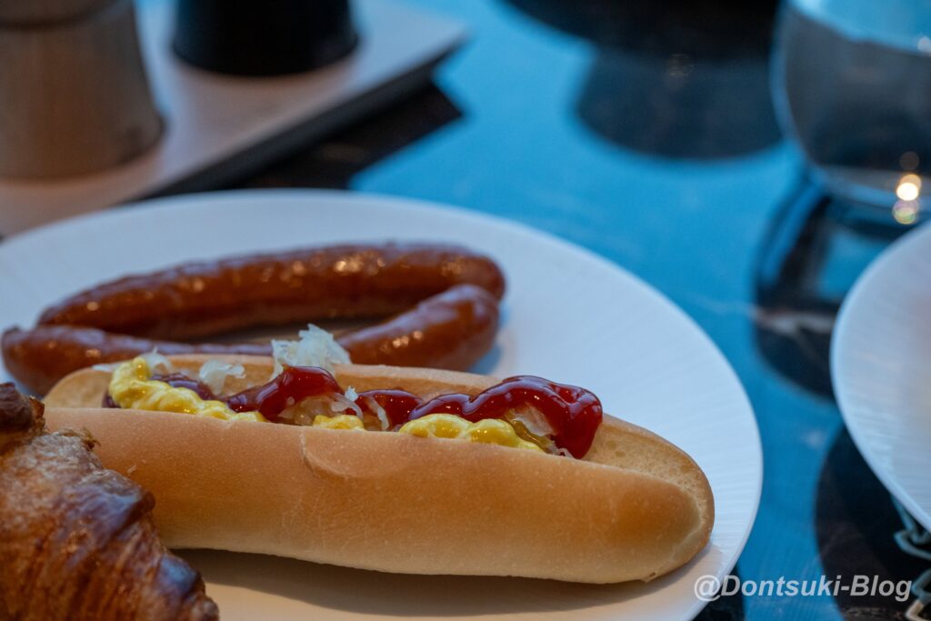 TIADの朝食のホットドッグとソーセージ