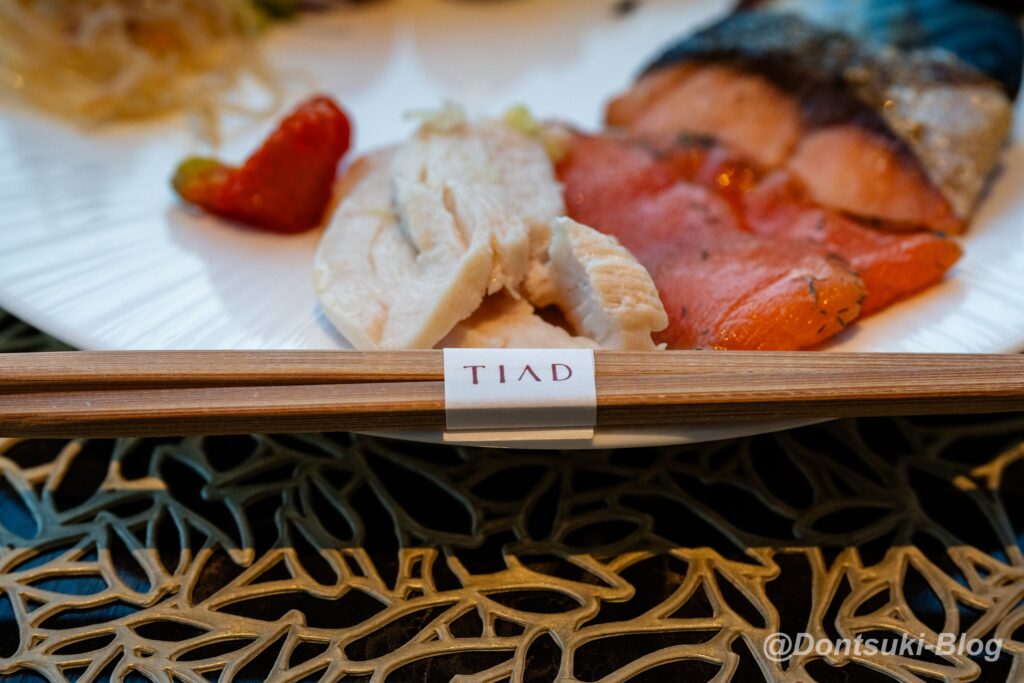 TIADの朝食の鶏ハムとサーモン
