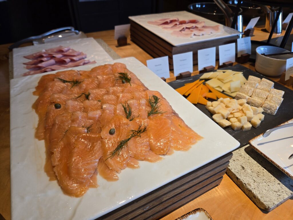 ホテルザ三井京都の朝食のスモークサーモンとチーズ