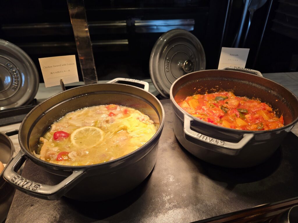 ホテルザ三井京都の朝食の鶏もも肉のレモン煮とラタトゥイユ