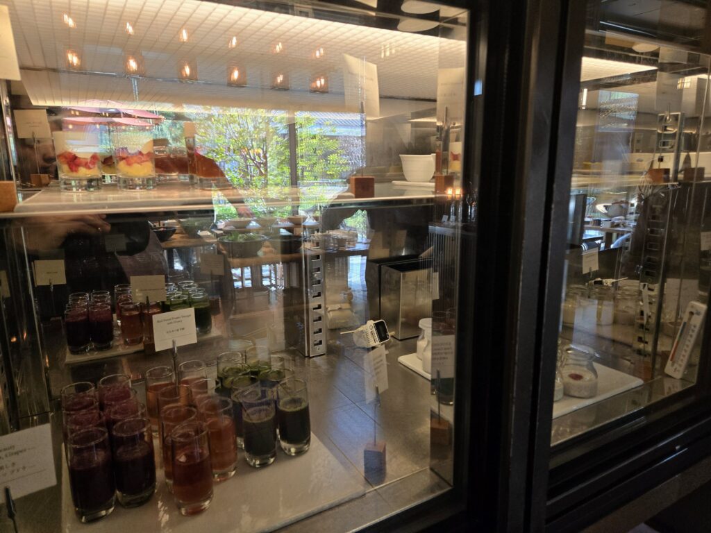 ホテルザ三井京都の朝食の冷蔵ショーケース(スムージー・デザート)