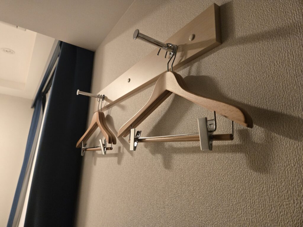 フォーポイント フレックス by シェラトン 盛岡の壁のハンガーフック