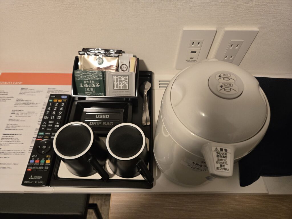 フォーポイント フレックス by シェラトン 盛岡の電気ケトルとマグカップ、ドリップバッグ