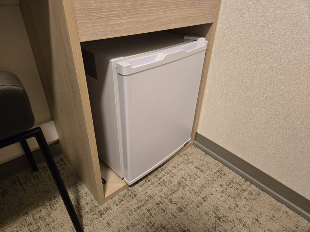 フォーポイント フレックス by シェラトン 盛岡のデスク下の冷蔵庫