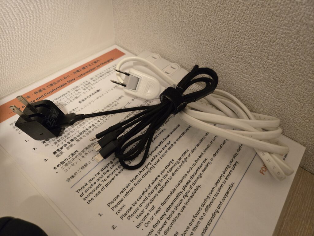 フォーポイント フレックス by シェラトン 盛岡の客室に用意された延長コードと充電ケーブル