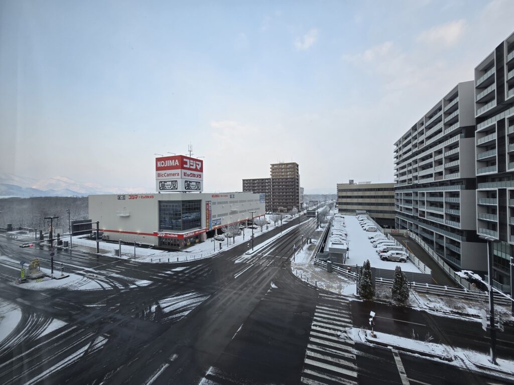 フォーポイント フレックス by シェラトン 盛岡の客室から見た翌朝の雪景色