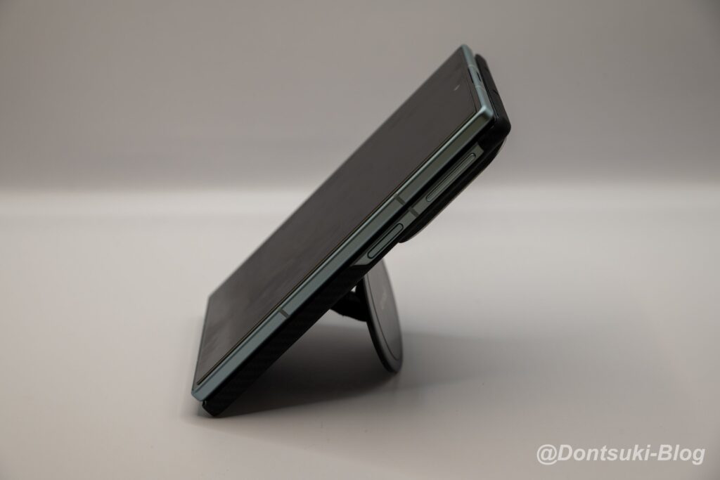Lamicallで閉じたGalaxy Z Fold8を縦向きに立てた様子