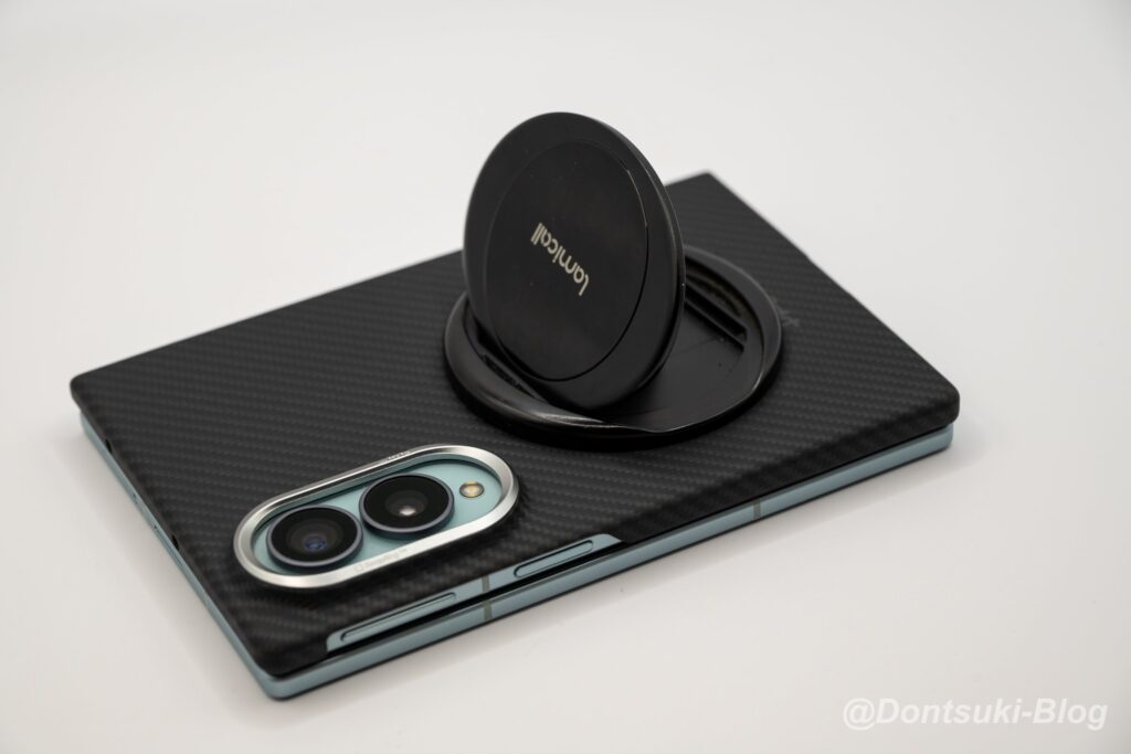 Lamicall スマホリングのスタンドを起こした状態