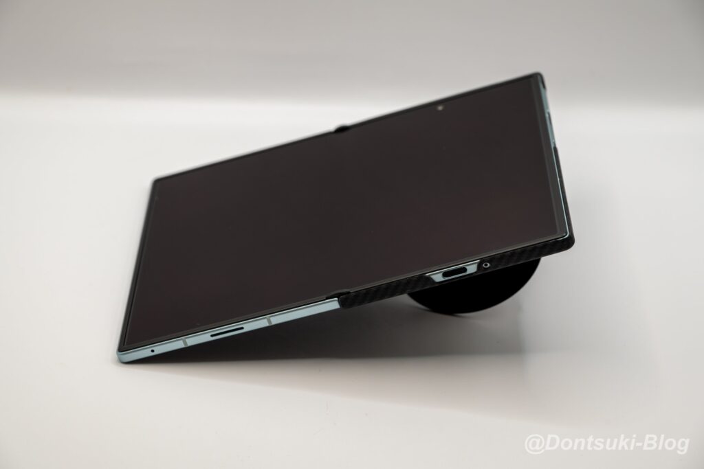 Lamicallで開いたGalaxy Z Fold8を立てるとほぼ寝た状態