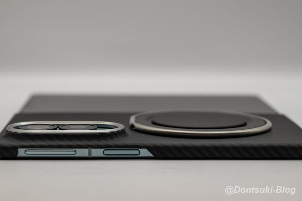 PITAKAケースに付けたPopSockets Low-Pro Grip & Standを横から見た様子
