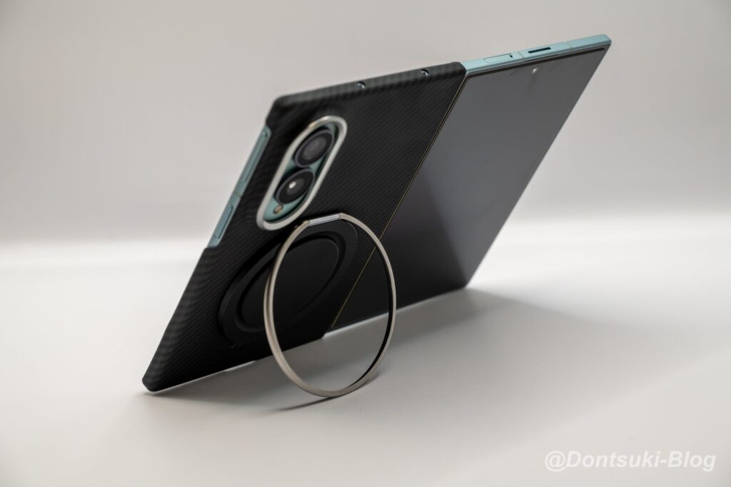 PopSockets Low-Pro Grip & Standで開いたGalaxy Z Fold8を縦向きに立てた様子(背面側)