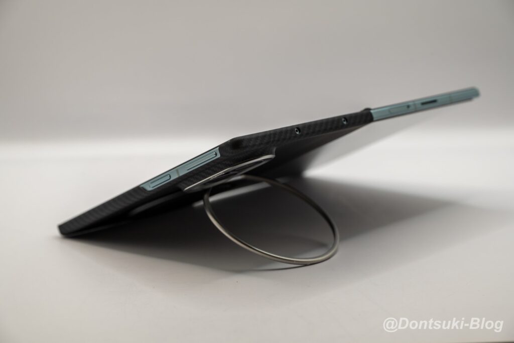 PopSockets Low-Pro Grip & Standで開いたGalaxy Z Fold8を横向き・低い角度で立てた様子