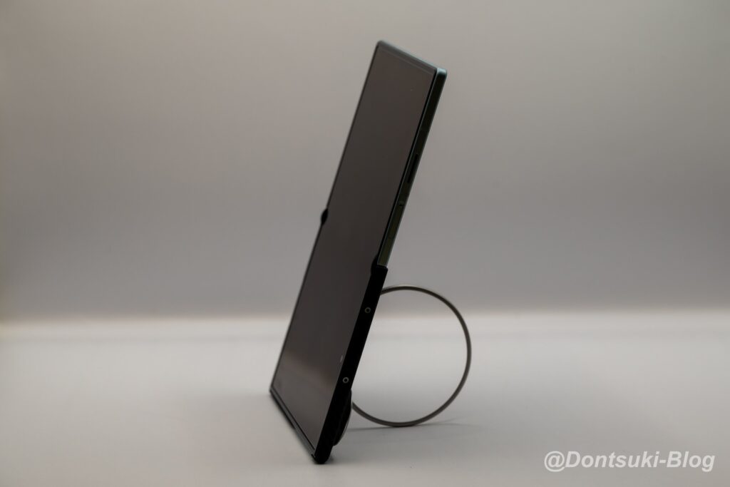 PopSockets Low-Pro Grip & Standで閉じたGalaxy Z Fold8を縦向きに立てた様子