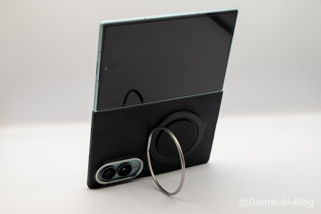 継ぎ目を上にして付けたPopSockets Low-Pro Grip & Standで開いたGalaxy Z Fold8を立てた様子