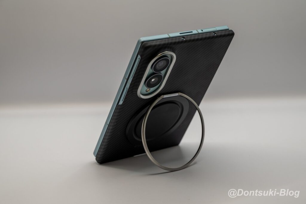 PopSockets Low-Pro Grip & Standで閉じたGalaxy Z Fold8を立てた様子(背面側)