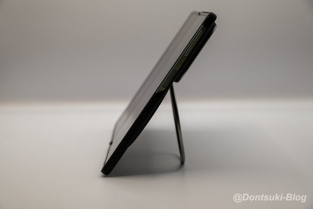PopSockets Low-Pro Grip & Standで開いたGalaxy Z Fold8を立てた様子(真横から)