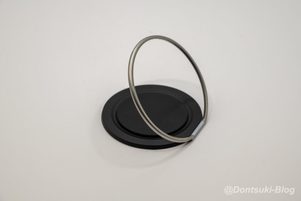 PopSockets Low-Pro Grip & Standのスタンドリングを起こした状態