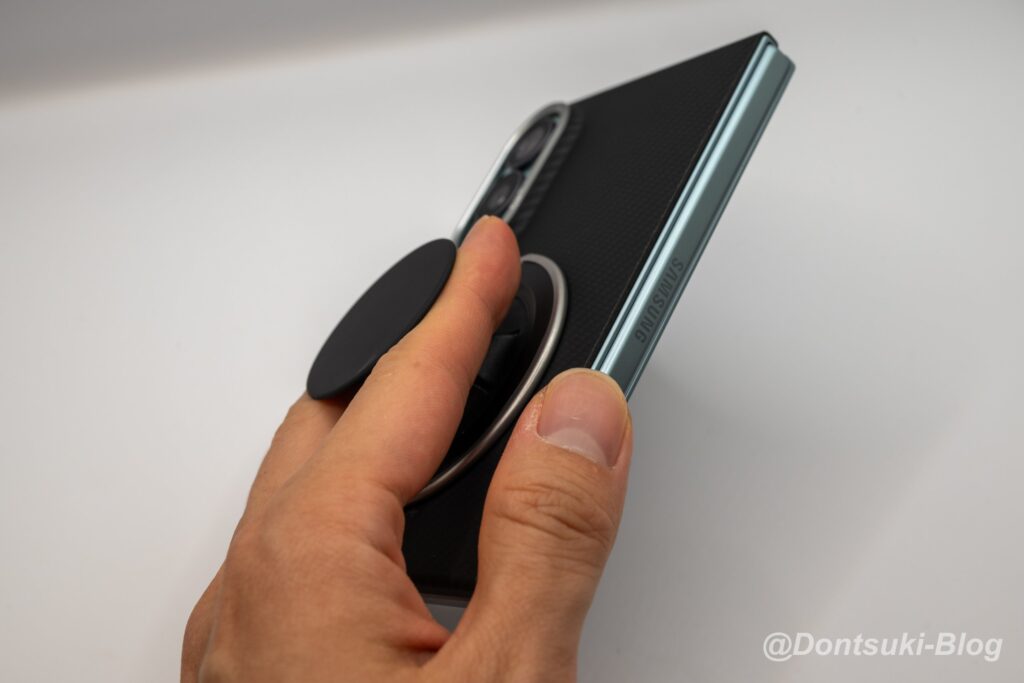 PopSockets Low-Pro Grip & Standのグリップに指を掛けてGalaxy Z Fold8を持った様子
