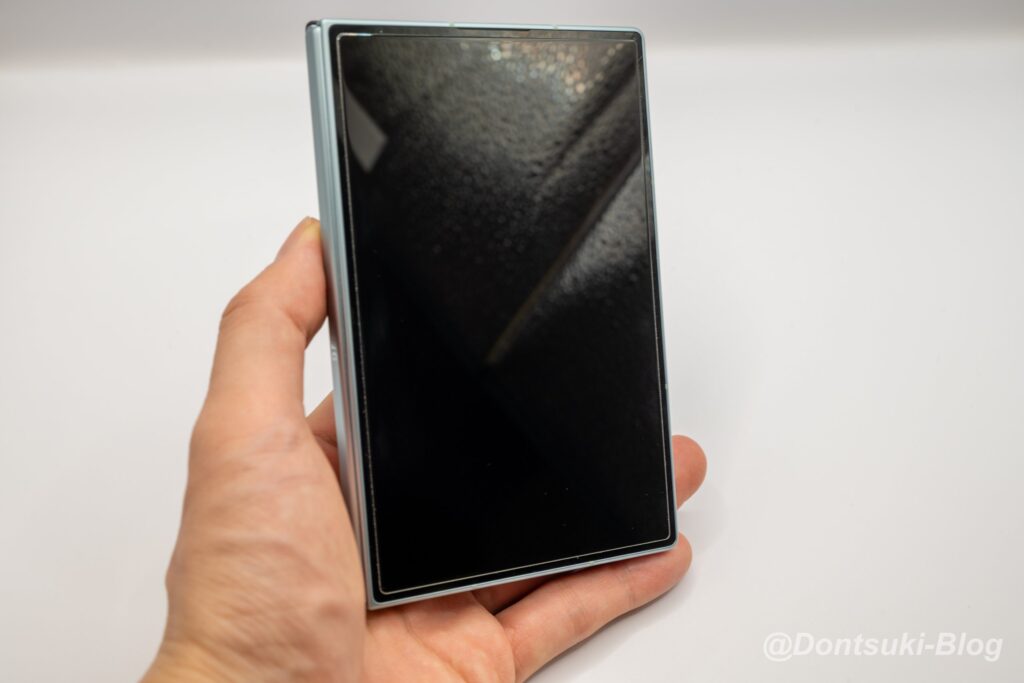 PITAKAケースとPopSockets Low-Pro Grip & Standを付けたGalaxy Z Fold8を手に持った様子