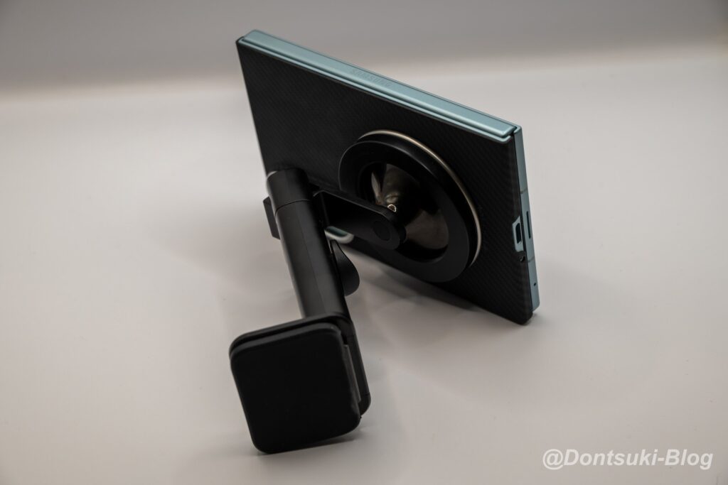PopSockets Low-Pro Grip & Standを付けたGalaxy Z Fold8をMagSafeスタンドに付けた様子