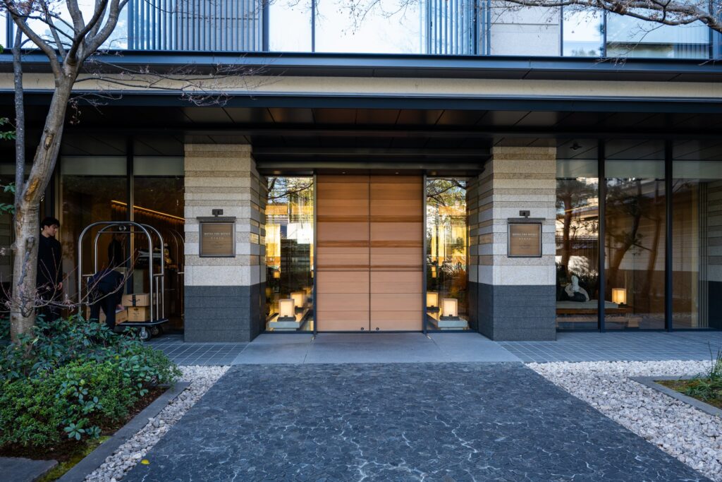 ホテルザ三井京都のエントランスへ続く石畳のアプローチ
