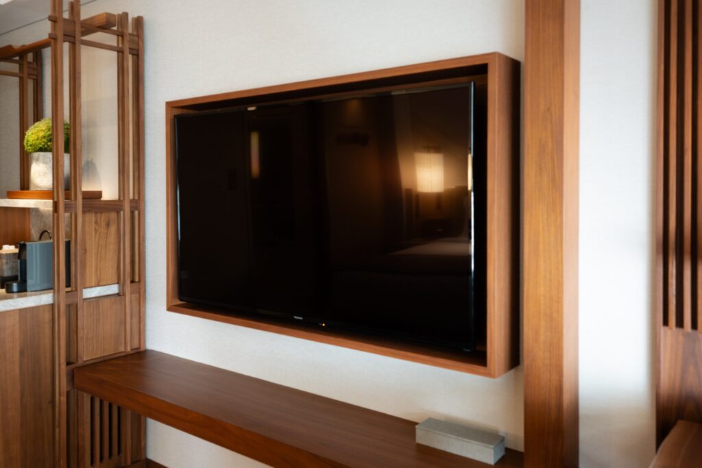 ホテルザ三井京都のデラックスルームのテレビと棚