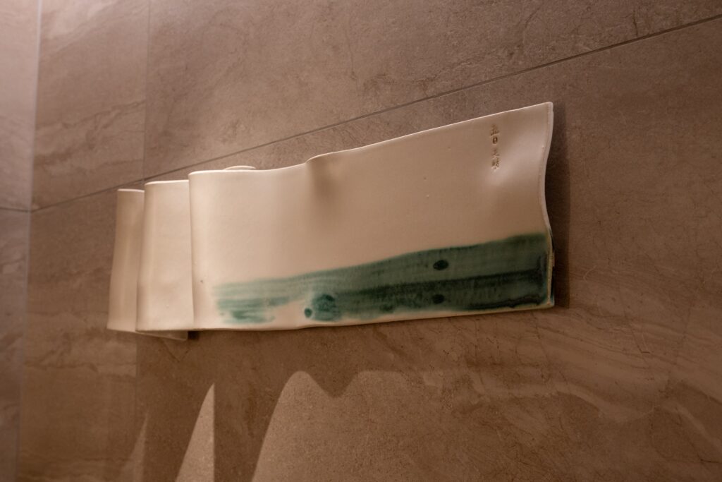 ホテルザ三井京都の浴室の陶板アート