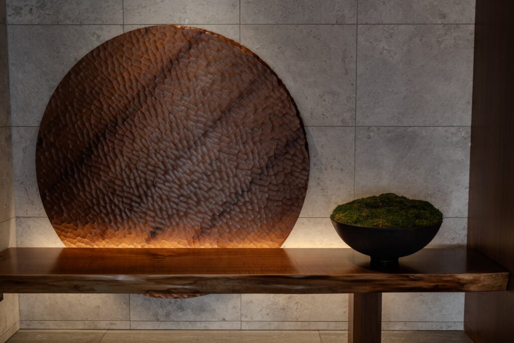 ホテルザ三井京都の銅の円形アートと苔の器