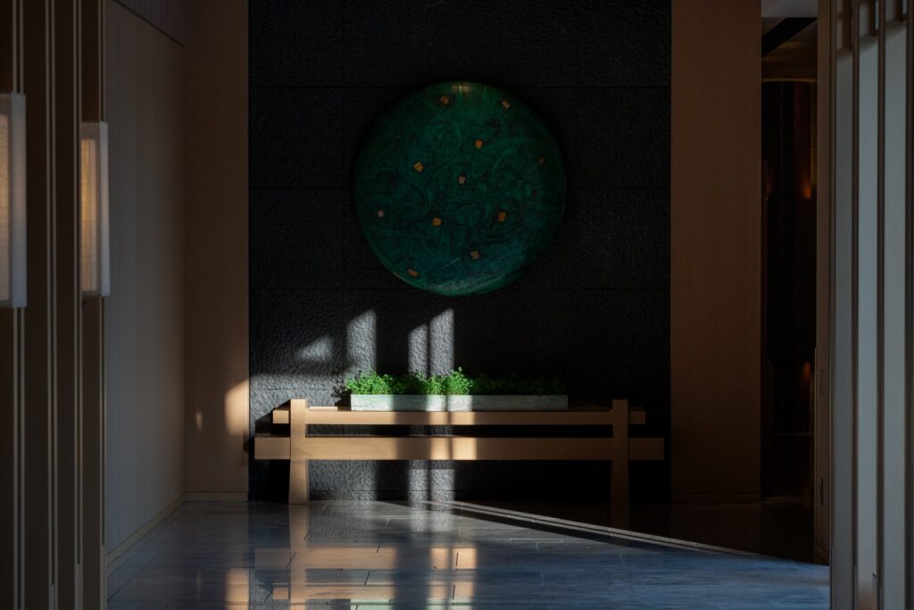 ホテルザ三井京都の緑の円形アートとベンチ