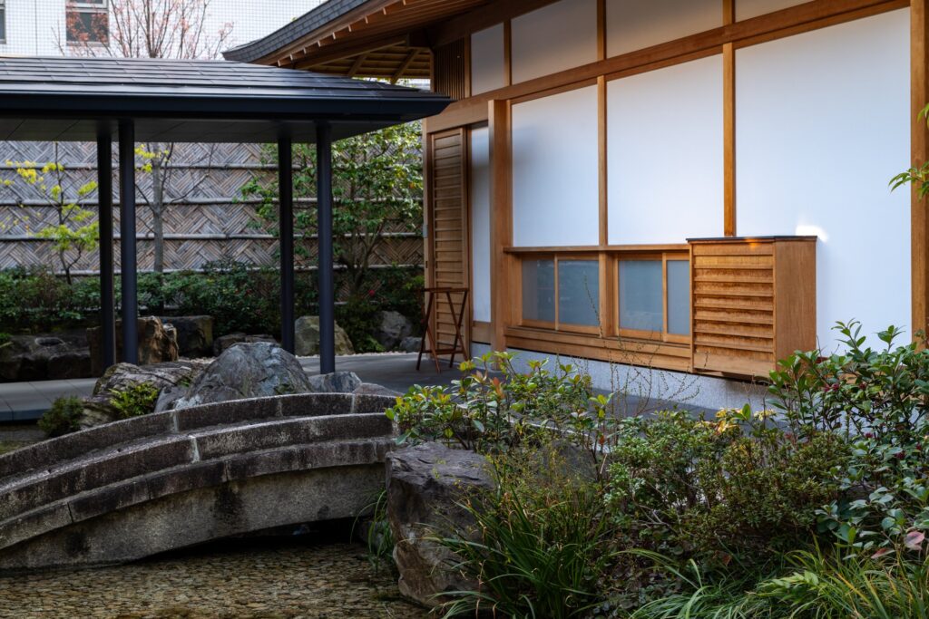 ホテルザ三井京都の中庭の茶室風の建物と石橋