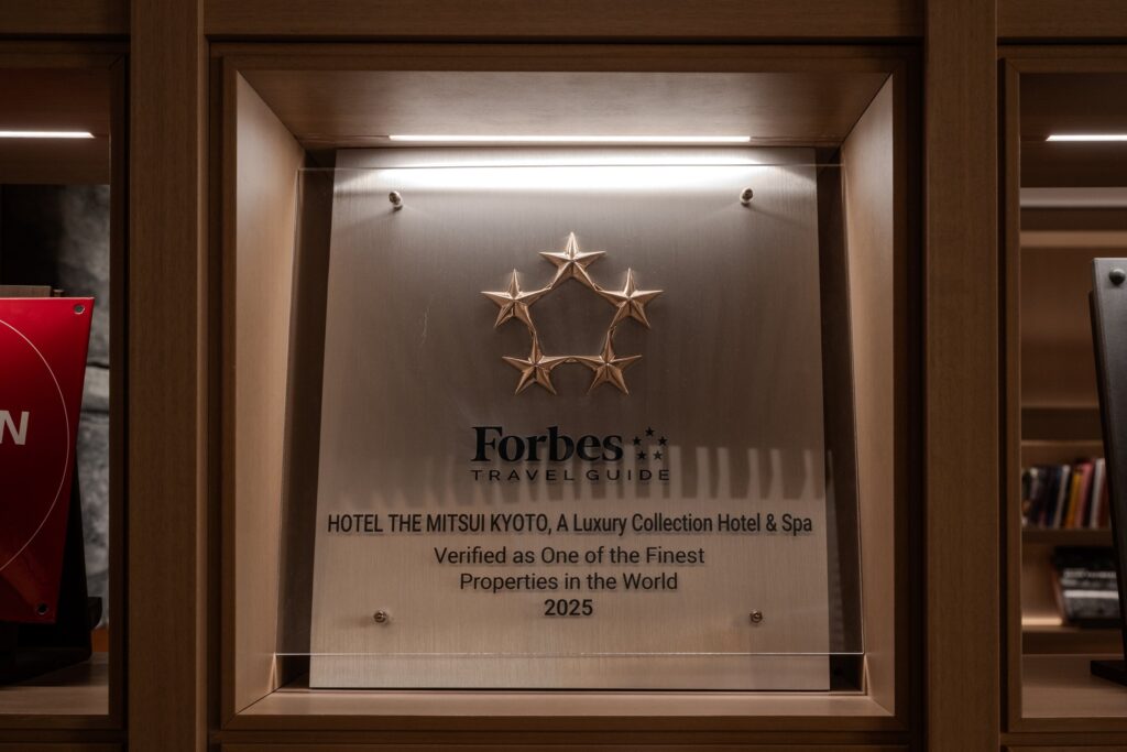ホテルザ三井京都のForbes Travel Guide 2025のプレート