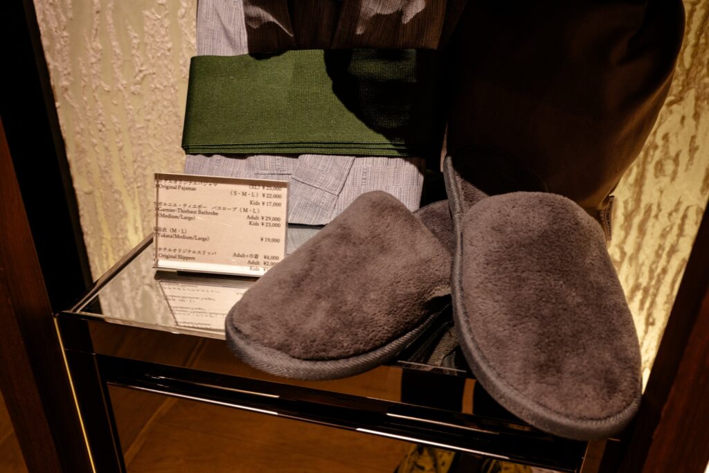 ホテルザ三井京都のTHE SHOPのパジャマとスリッパ