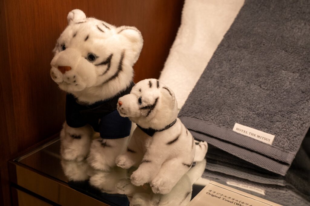 ホテルザ三井京都のTHE SHOPの白虎のぬいぐるみとロゴ入りタオル