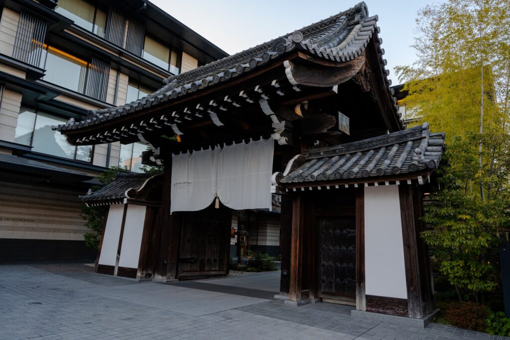 ホテルザ三井京都の夕方の梶井宮門
