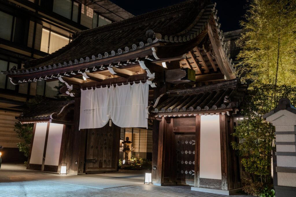 ホテルザ三井京都のライトアップされた夜の梶井宮門