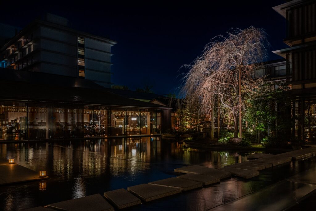 ホテルザ三井京都の夜の中庭(ライトアップした枝垂れ桜)